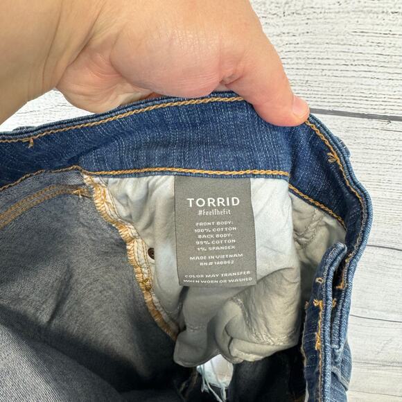 Torrid Plus Size Mid-Rise Stretch Rigid Boyfriend Distressed Jeans Size 26 Short - Picture 7 of 7